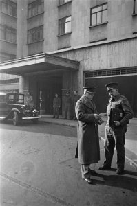 Arlington House Londen twee officieren staan voor het gebouw, terwijl een auto , Bestanddeelnr 935-1704 photo