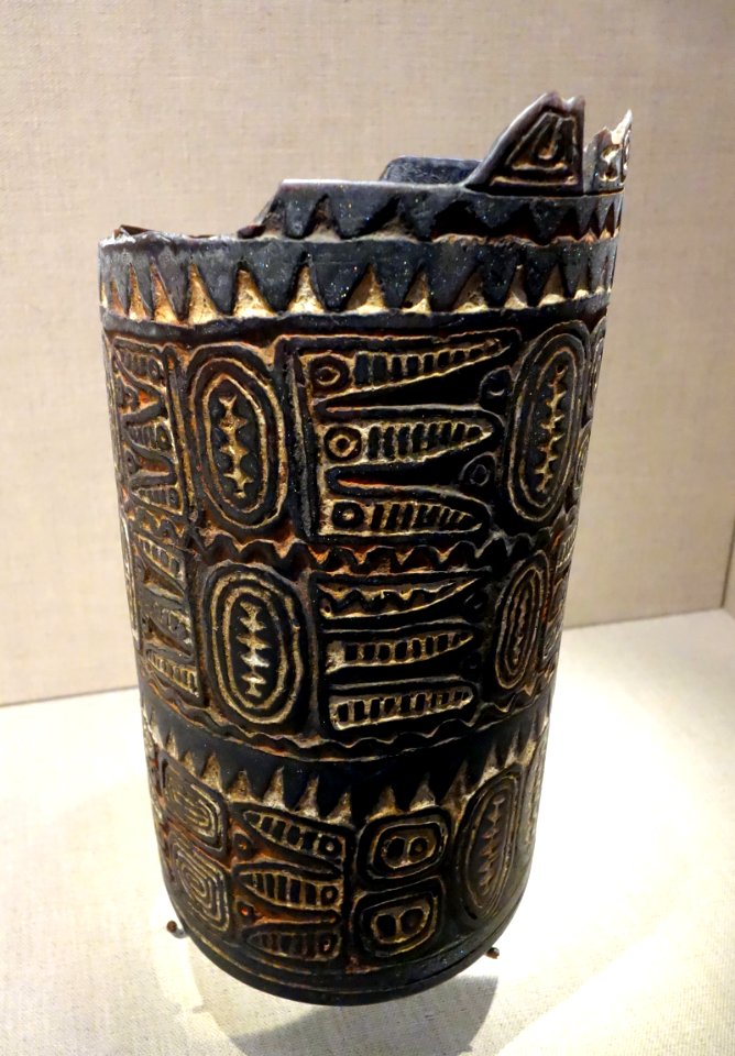 Arm band, Coastal Sepik, Murik people, 19th-20th century, turtle shell, red and white pigment, lime - De Young Museum - DSC01138