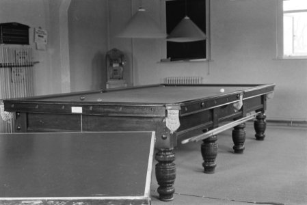 Army 553 The interior in the billiard room in the officers mess. Kantine en recr, Bestanddeelnr 934-9423