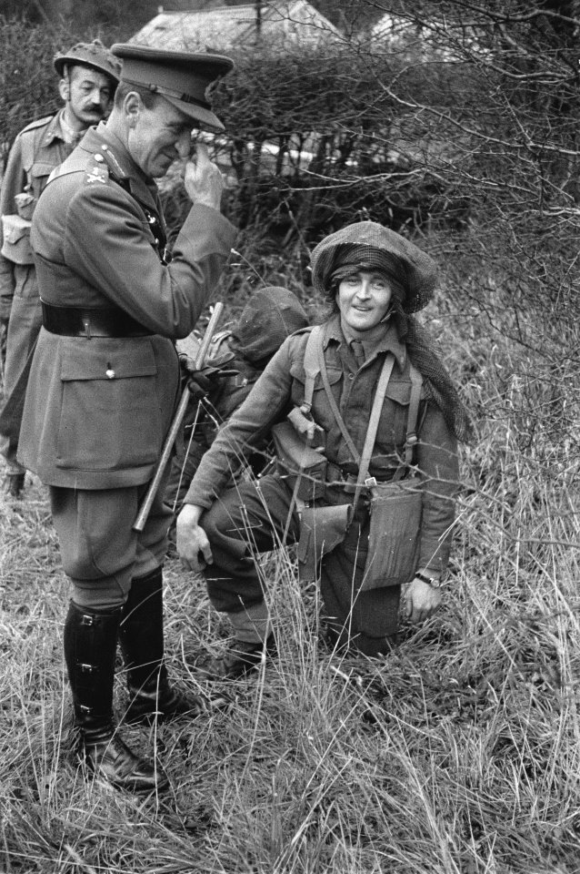 Army 623 Gen. Paget talkng to a Dutch officer who is leading his platoon in atta, Bestanddeelnr 934-9480