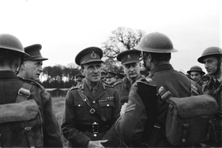 Army 624 Gen. Paget questioning a corporal during one of his inspection tours of, Bestanddeelnr 934-9481