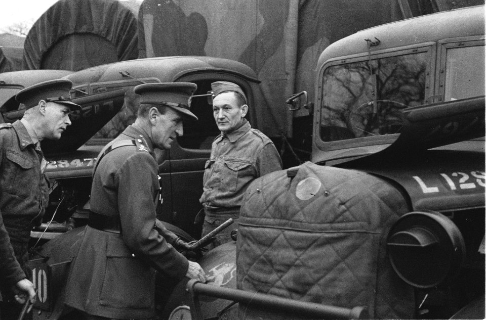 Army 619 Gen. Paget inspecting transport of the Dutch Forces. Het Nederlandse Le, Bestanddeelnr 934-9476