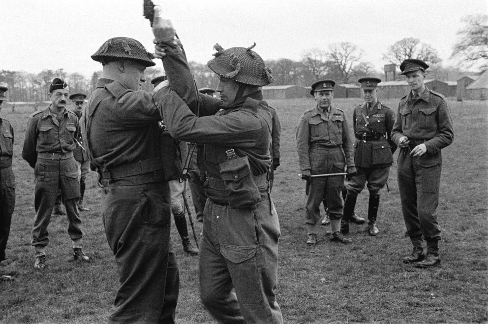 Army 633 English and Dutch Officers watching a demonstration of unarmed combat b, Bestanddeelnr 934-9490