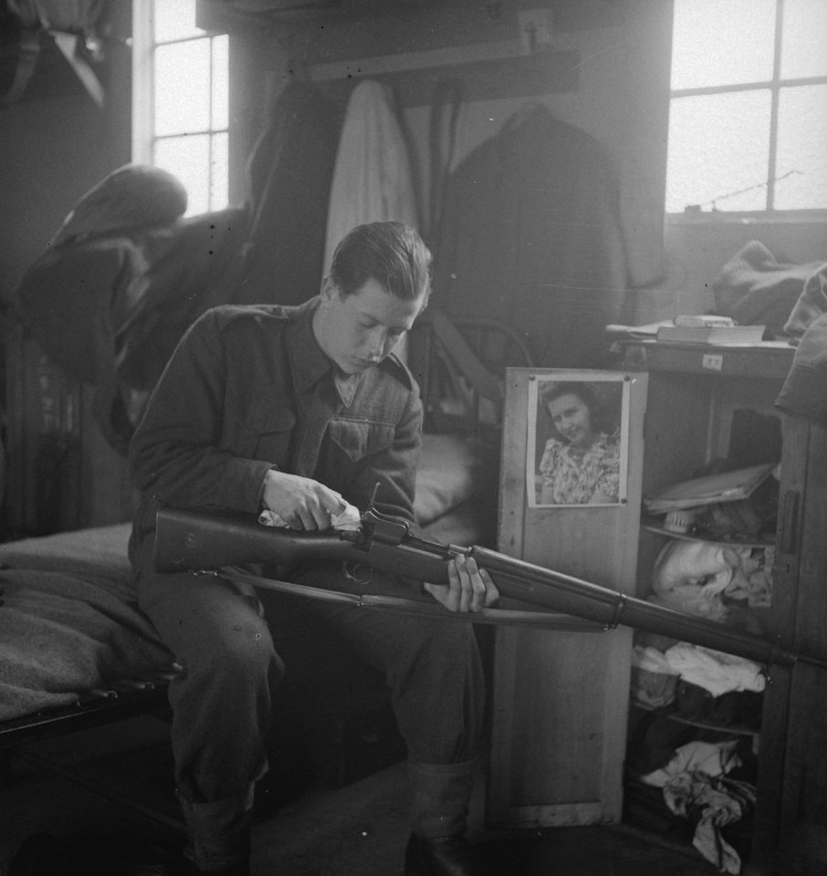 Army 640 Care for his weapons, but his thoughts are far away. Het Nederlandse Le, Bestanddeelnr 934-9497