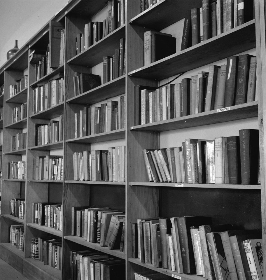 Army 560 Part of a library. Kantine en recreatieruimtes in het Nederlandse leger, Bestanddeelnr 934-9430