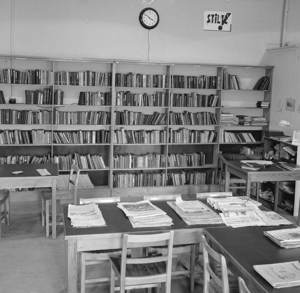 Army 551 The well stocked shelves of the library. Kantine en recreatieruimtes in, Bestanddeelnr 934-9421