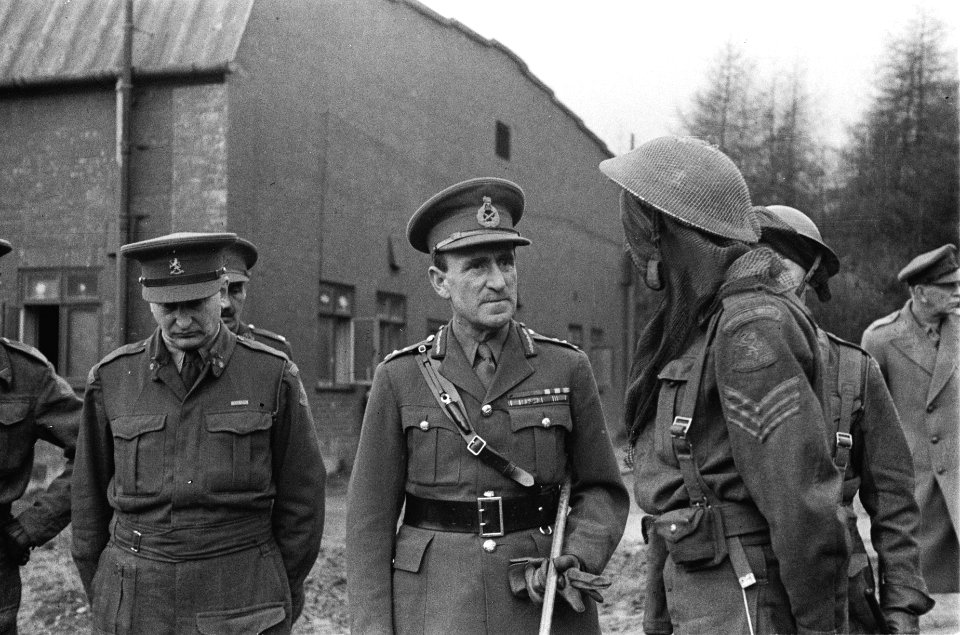 Army 622 Gen. Paget talking to a sergeant of the Dutch forces during one of his , Bestanddeelnr 934-9479