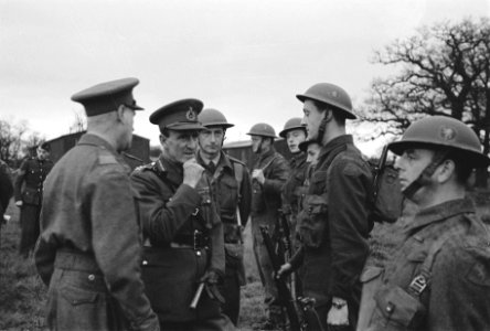 Army 626 General Paget inspecting men of the Royal Netherlands Brigade Prinses , Bestanddeelnr 934-9483