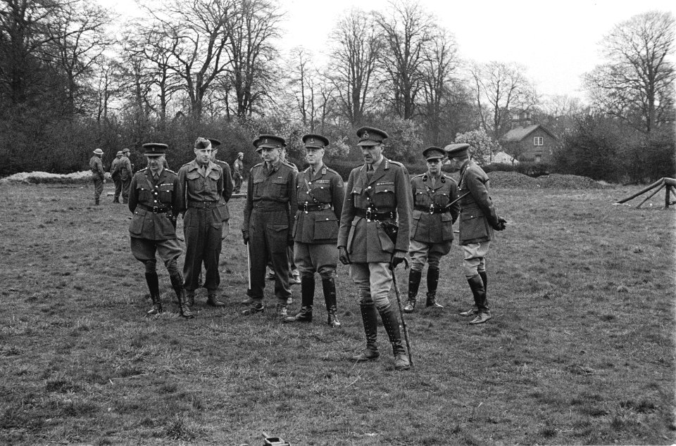 Army 627 Officers of Western Command watching Dutch troops during a drill. Het N, Bestanddeelnr 934-9484