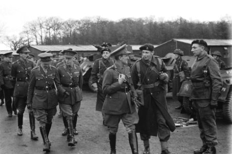 Army 620 General Paget accompanied by Captain Jhr. Beelaerts van Blokland inspec, Bestanddeelnr 934-9477