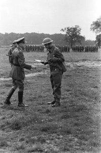 Army 629 Netherlands C.O. Western Command presenting decorations to various memb, Bestanddeelnr 934-9486