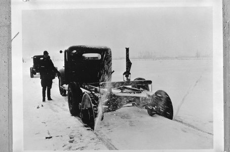 Army truck before invasion Invasie van Nederland. Legertruck vóór de invasie i, Bestanddeelnr 934-9282