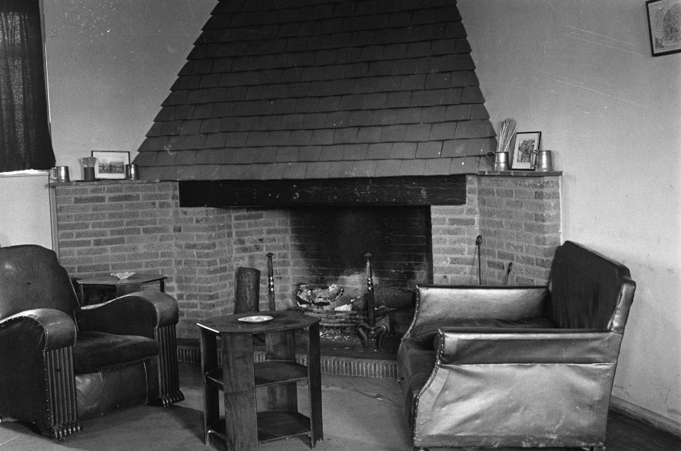 Army 552 A corner in the officers mess. Kantine en recreatieruimtes in het Neder, Bestanddeelnr 934-9422