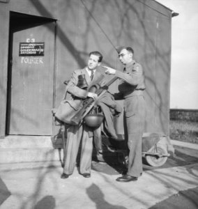 Army 637 A recruit is issued with his kit. Het Nederlandse Legerkamp in Wolverha, Bestanddeelnr 934-9493