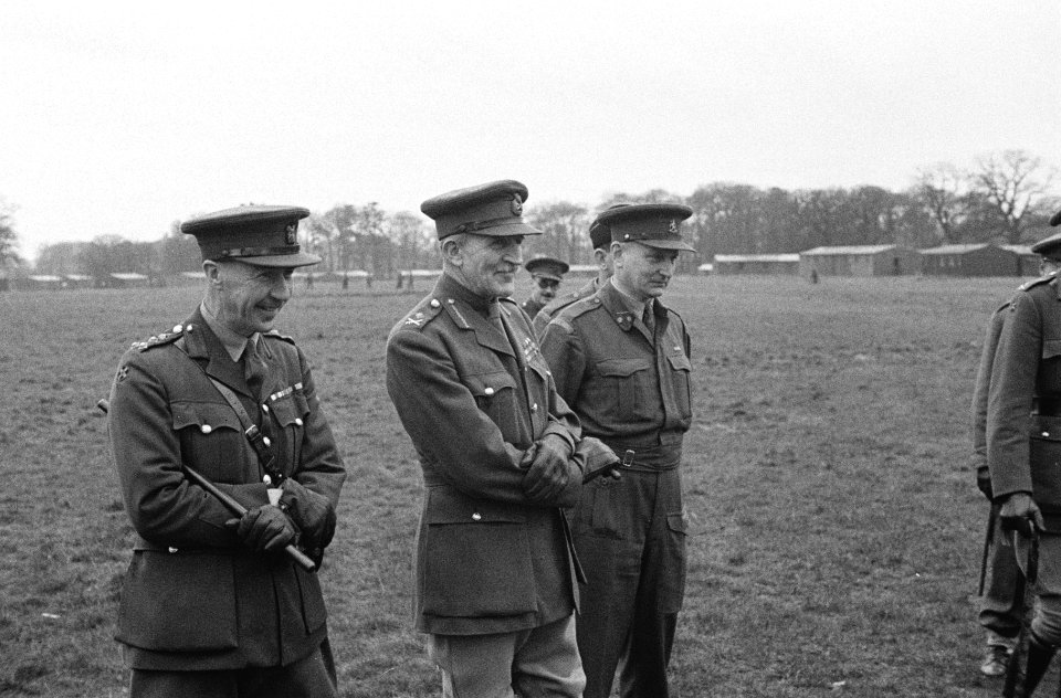 Army 613 Gen. Waterhouse (centre) with Lt. col. de Ruyter van Steveninck (right), Bestanddeelnr 934-9470