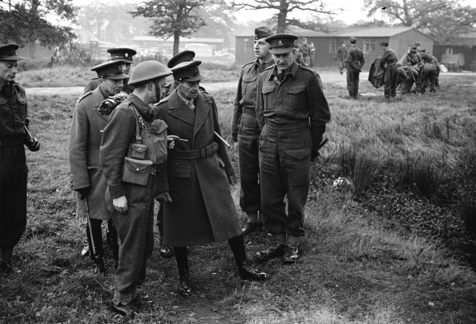 Army 631 C.O. Western Command watching men of the Brigade Prinses Irene in tra, Bestanddeelnr 934-9488