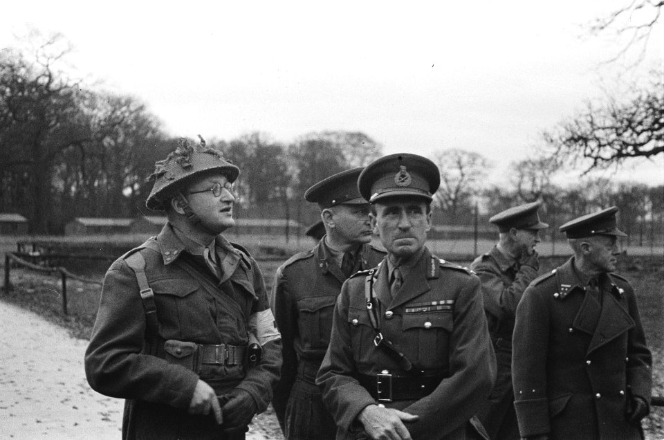 Army 621 Gen. Paget, C.-in-C. Home Forces with the M.O. Medical Officer. of a Du, Bestanddeelnr 934-9478