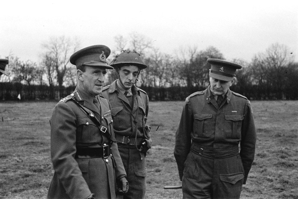 Army 617 Gen. Paget C. in C. Home Forces with Lt.Col. de Ruyter van Steveninck, , Bestanddeelnr 934-9474