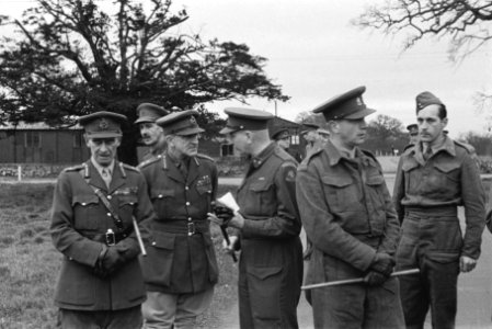 Army 612 Dutch and English officers convening during a visit by General Paget C-, Bestanddeelnr 934-9469
