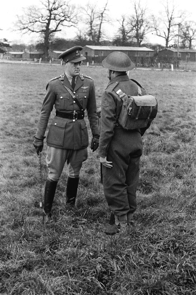 Army 602 Prince Bernhard talking to a private of the Dutch forces during one of , Bestanddeelnr 934-9462