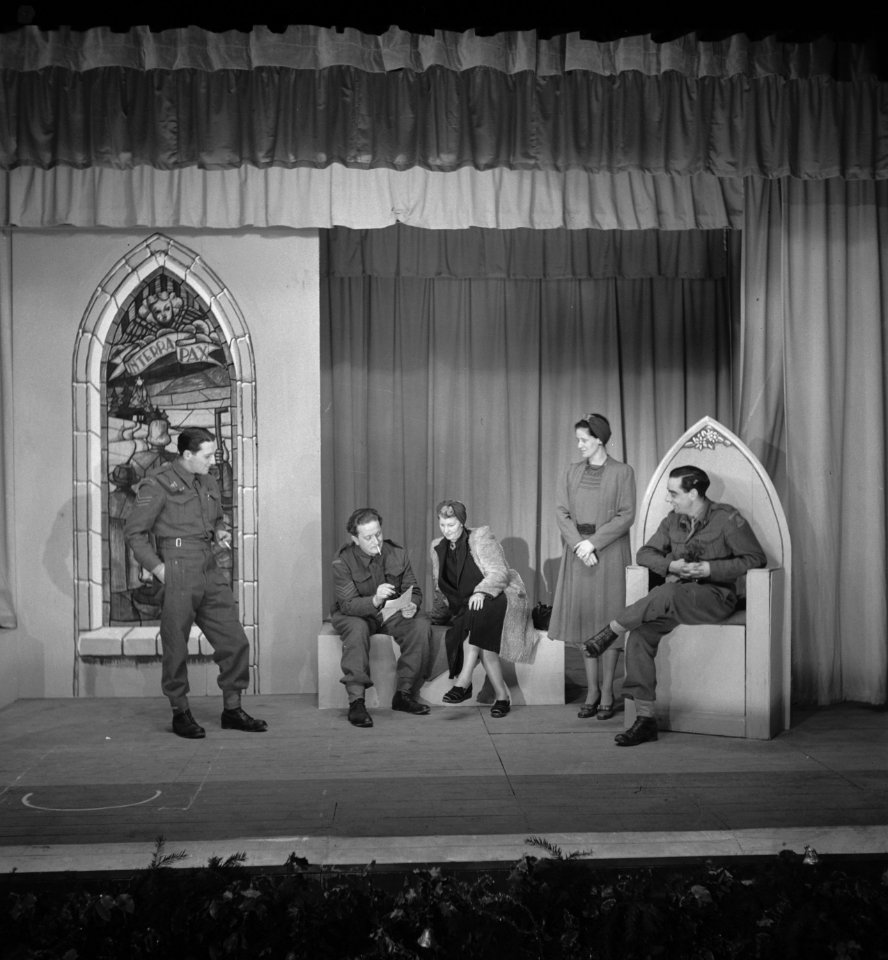 Army 564 The stage manager and his assistant. Play staged by members of the Forc, Bestanddeelnr 934-9434