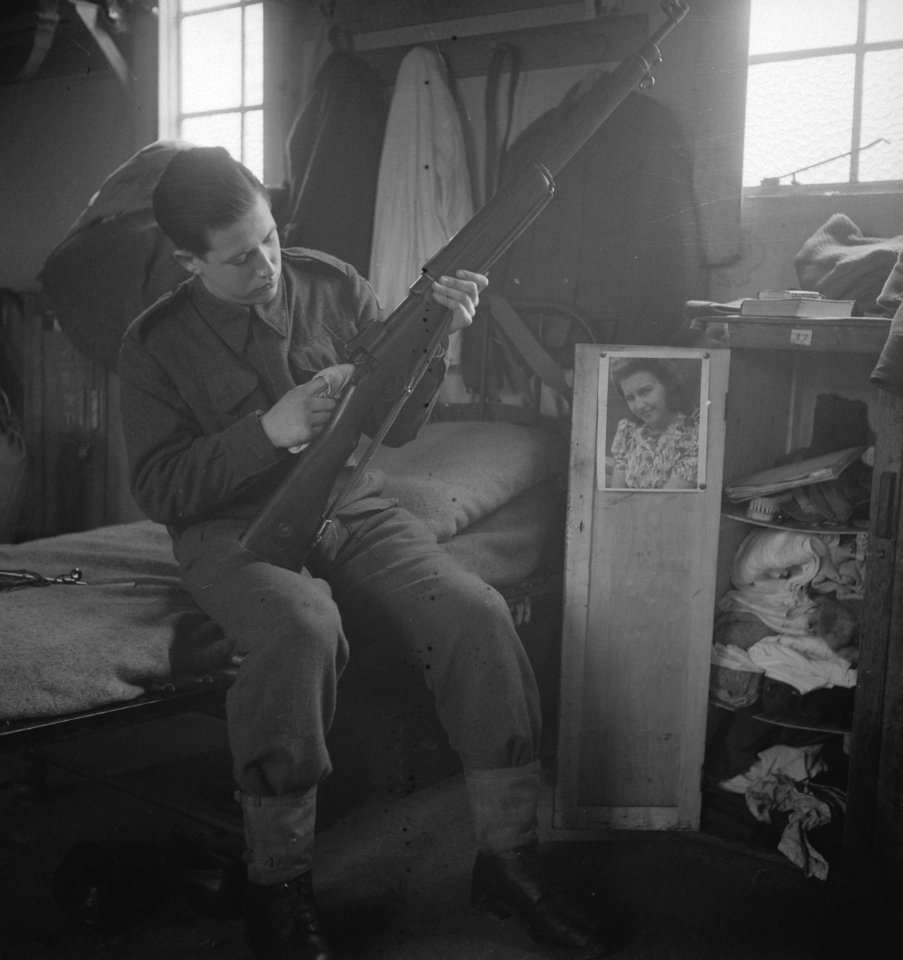 Army 640 Care for his weapons, but his thoughts are far away. Het Nederlandse Le, Bestanddeelnr 934-9496