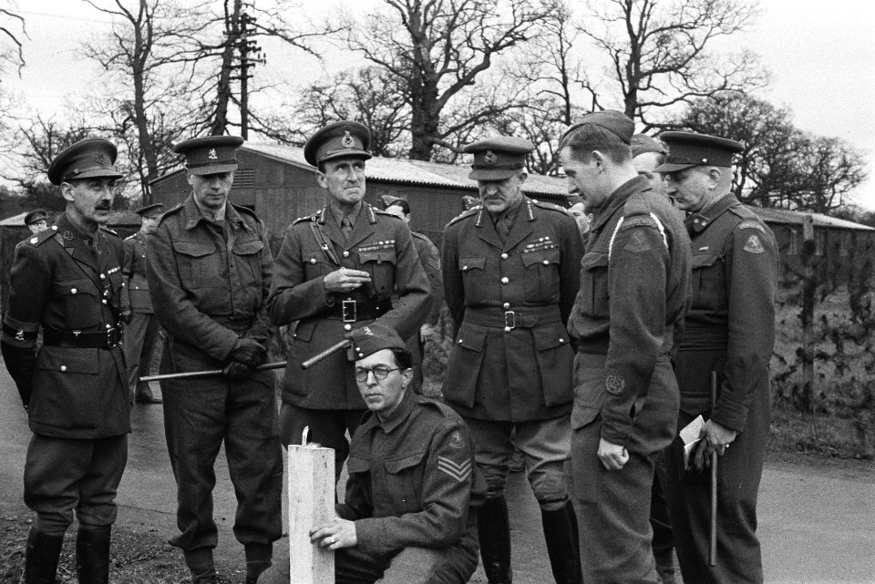 Army 615 Gen. Paget (centre) C. in C. Home Forces w, Bestanddeelnr 934-9472