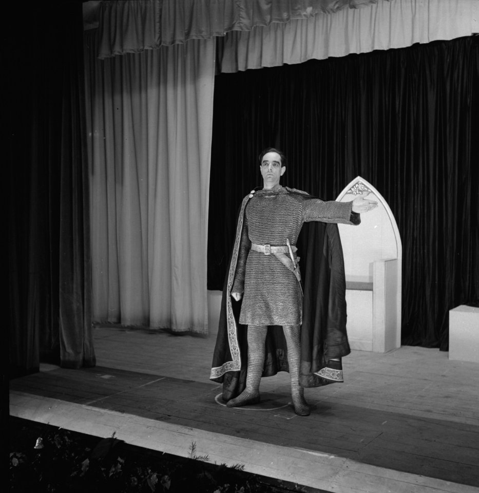 Army 566 One of the main actors, Lieut. Immink, in a play staged by the Netherla, Bestanddeelnr 934-9437