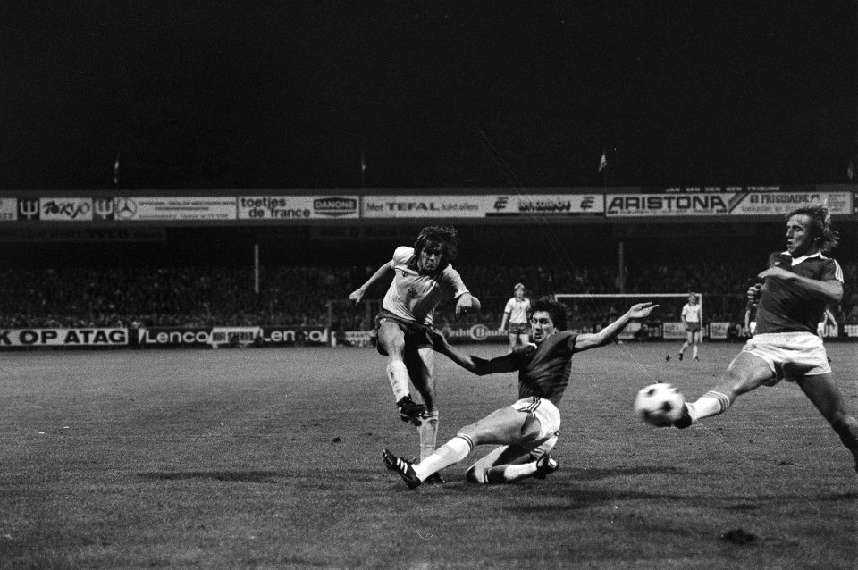 Arnesen (Ajax,l) schiet, rechts Spelbos en Nijgaard (beiden AZ), Bestanddeelnr 930-4445