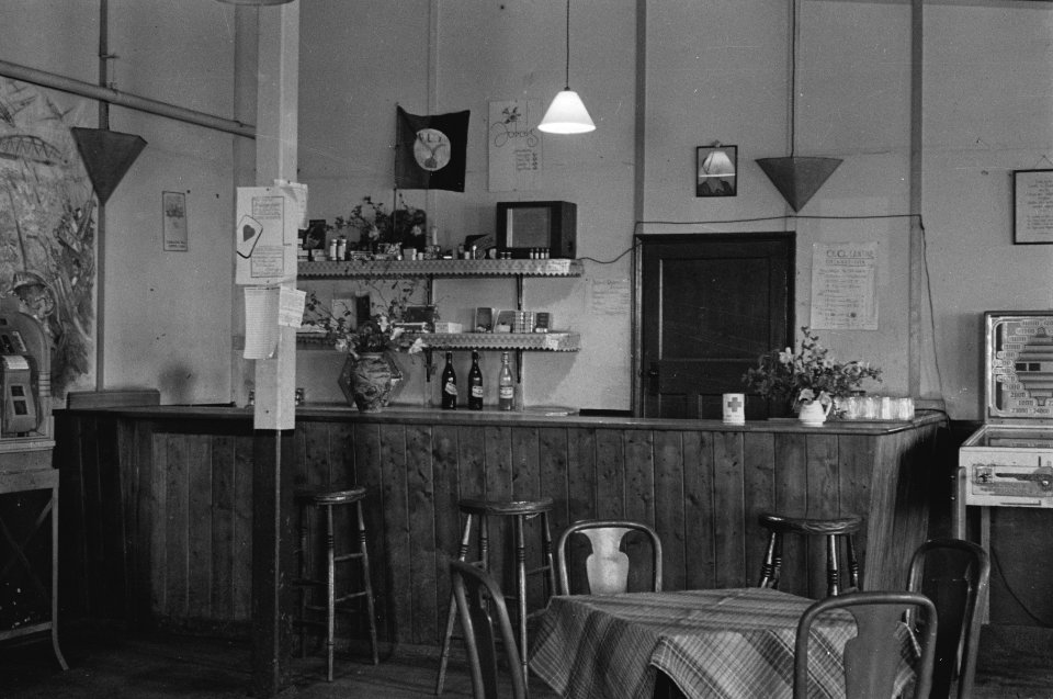 Army 550 The corner bar in the sergeant's mess. Kantine en recreatieruimtes in h, Bestanddeelnr 934-9420