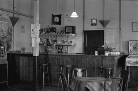 Army 550 The corner bar in the sergeant's mess. Kantine en recreatieruimtes in h, Bestanddeelnr 934-9420