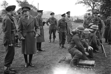 Army 630 C.O. Western Command watching men of the Neth. fighting forces with a 3, Bestanddeelnr 934-9487