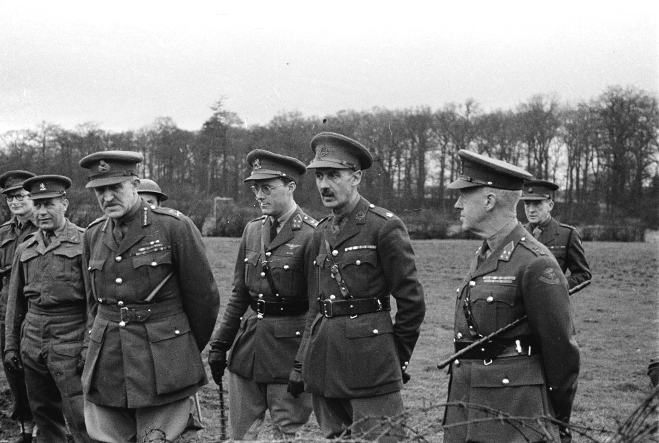 Army 603 Prince Bernhard with (l. to r.) Gen Waterhouse, major Delcourt van Krim, Bestanddeelnr 934-9463