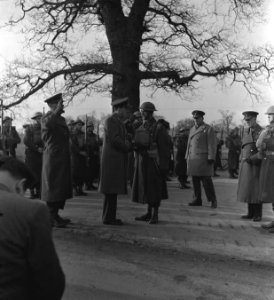 Army 606 H.R.H. Prince Bernhard talking to Lt. Col. van den Berg, the officer co, Bestanddeelnr 934-9466