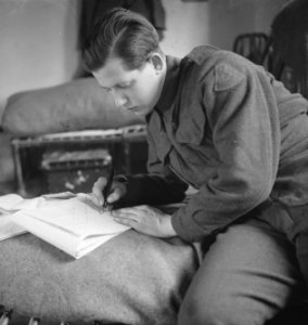 Army 635 Writing a letter to his sweetheart. Het Nederlandse Legerkamp in Wolver, Bestanddeelnr 934-9491
