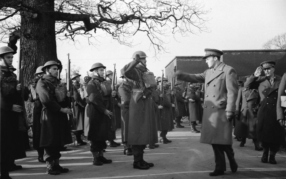 Army 64 Prins bernhard neemt afscheid van troepen bestemd voor Nederlands-Indië, Bestanddeelnr 934-9235