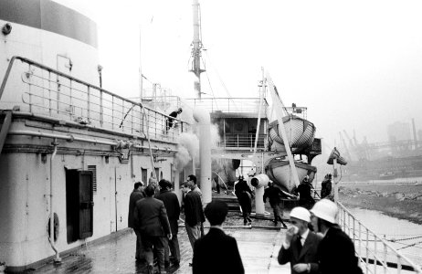 Arosa-Sun te IJmuiden, logiesschip in brand, het brandend schip de blussingswer, Bestanddeelnr 915-0269