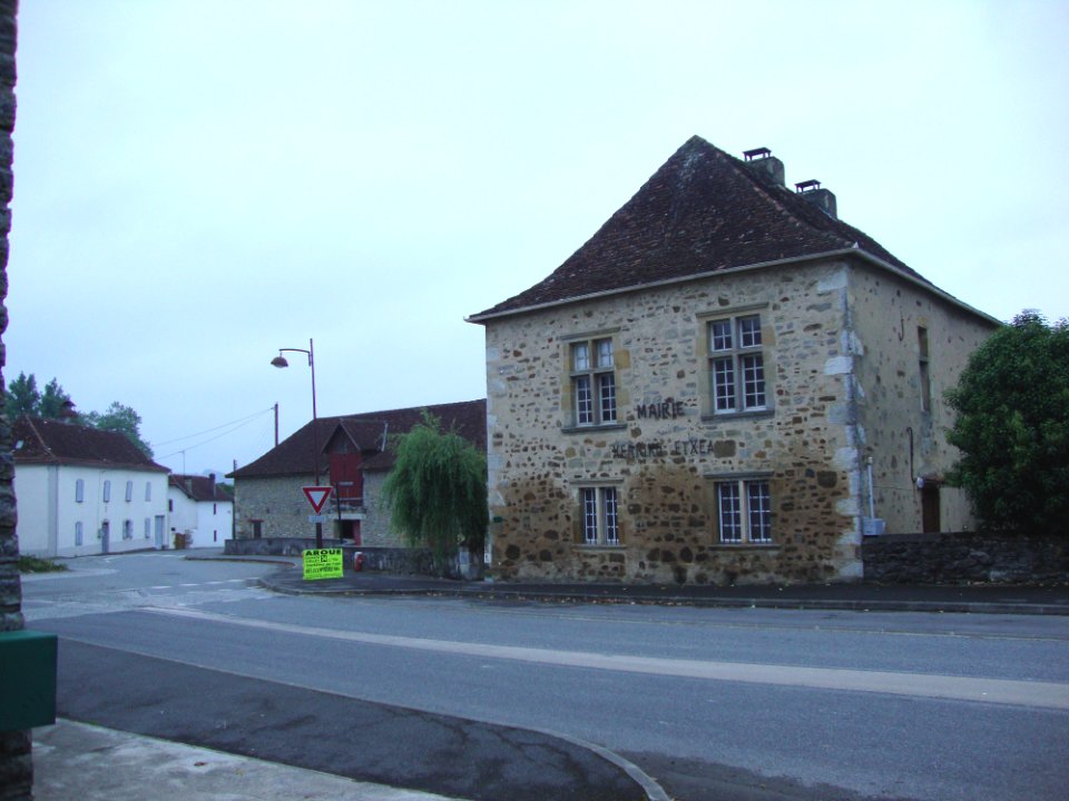 Aroue-Ithorots-Olhaïbe, Pyr-Atl,Fr) La mairie situé à Aroue