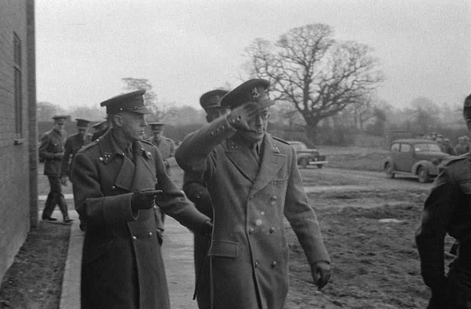 Army 601 Prince Bernhard accompanied by Colonel Phaff during his visit to the Du, Bestanddeelnr 934-9461