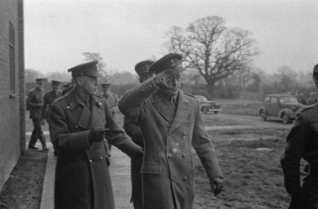 Army 601 Prince Bernhard accompanied by Colonel Phaff during his visit to the Du, Bestanddeelnr 934-9461