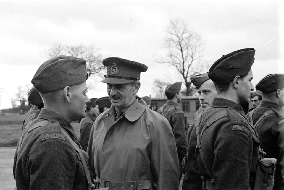 Army 614 C. in Western Command talking to a recruit who had recently escaped fro, Bestanddeelnr 934-9471