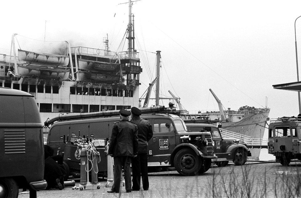 Arosa-Sun te IJmuiden, logiesschip in brand, het brandend schip de blussingswer, Bestanddeelnr 915-0270