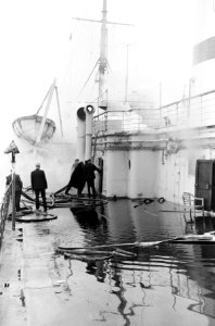 Arosa-Sun te IJmuiden, logiesschip in brand, het brandend schip de blussingswer, Bestanddeelnr 915-0274