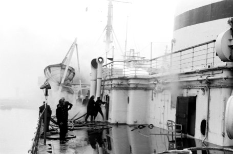 Arosa-Sun te IJmuiden, logiesschip in brand, het brandend schip de blussingswer, Bestanddeelnr 915-0275