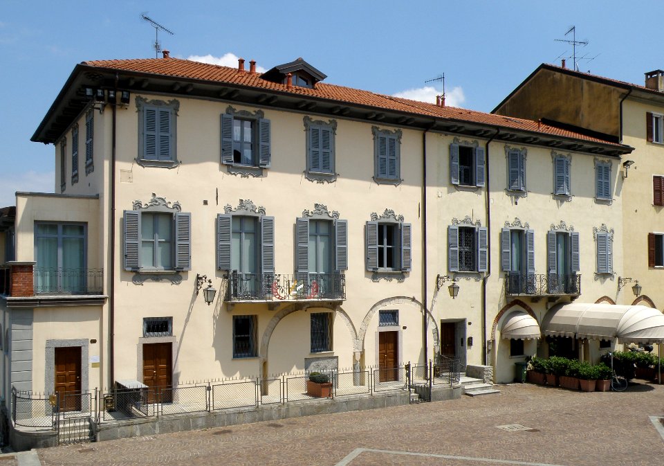 Arona Piazza del Popolo 2.psd