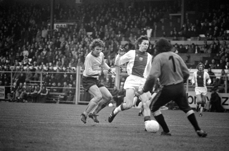 Arnold Mühren (midden) gaat 3-0 scoren, Bestanddeelnr 926-9033