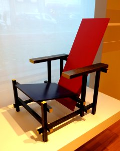 Armchair Roodblauwe Stoel, designed by Gerrit T. Rietveld, G. A. van de Groenekan, Utrecht NL, 1918, lacquered wood - Museum für Angewandte Kunst Köln - Cologne, Germany - DSC09583