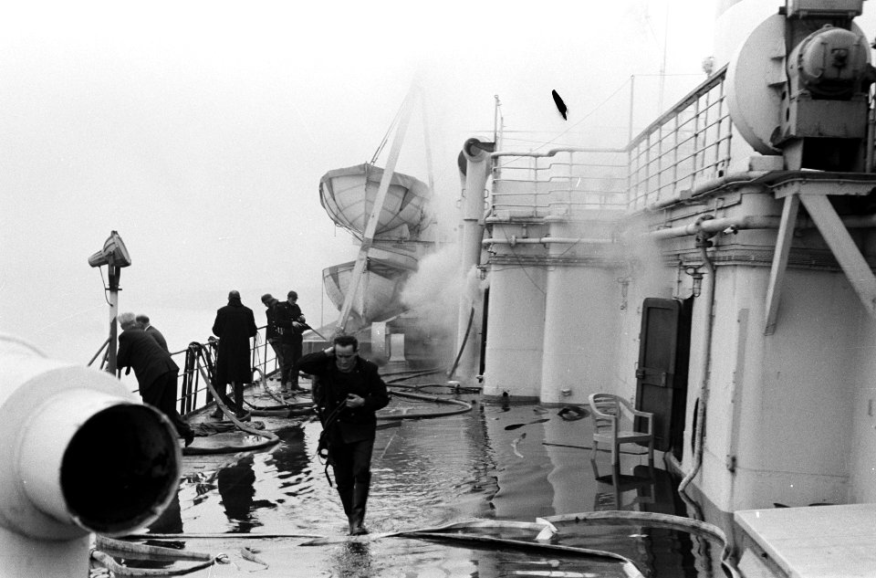 Arosa-Sun te IJmuiden, logiesschip in brand, het brandend schip de blussingswer, Bestanddeelnr 915-0271