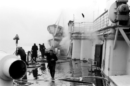 Arosa-Sun te IJmuiden, logiesschip in brand, het brandend schip de blussingswer, Bestanddeelnr 915-0271