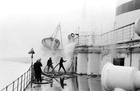 Arosa-Sun te IJmuiden, logiesschip in brand, het brandend schip de blussingswer, Bestanddeelnr 915-0273